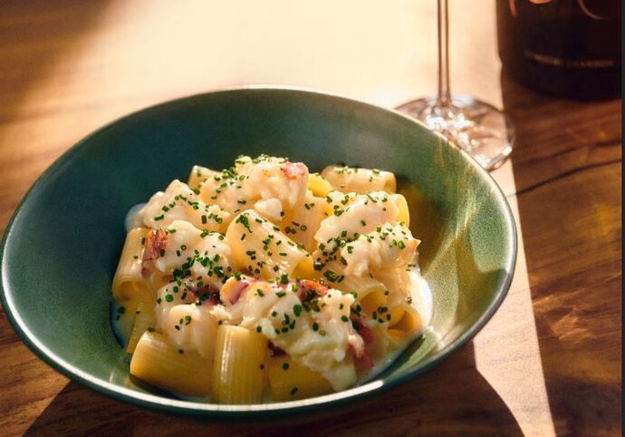  A delicious blend of creamy cheese sauce and buttery lobster. 