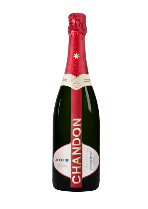 Botella de CHANDON Orange Bitter Mendoza con etiqueta roja vibrante y detalles dorados en fondo oscuro.