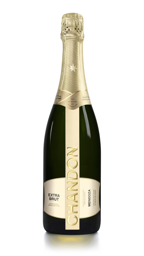 Botella de CHANDON Extra Brut Mendoza con etiqueta dorada y detalles en fondo negro, mostrando burbujas.