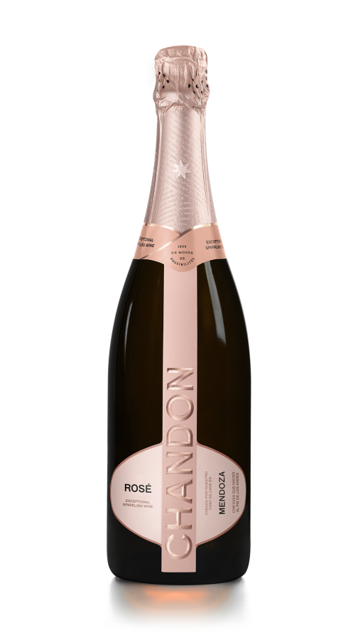 Botella de espumante Chandon Rosé de Mendoza sobre fondo negro.