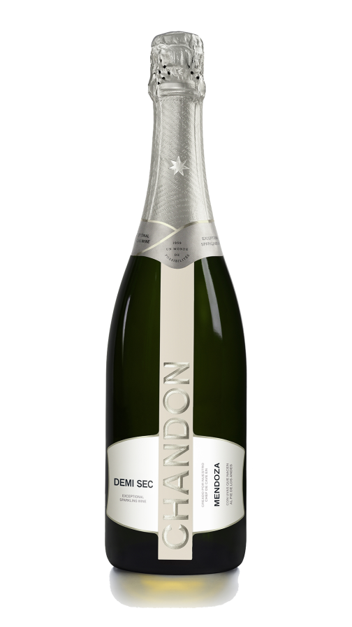 Botella de Chandon Demi Sec, espumante argentino de Mendoza, sobre un fondo oscuro, con etiqueta blanca y detalles plateados