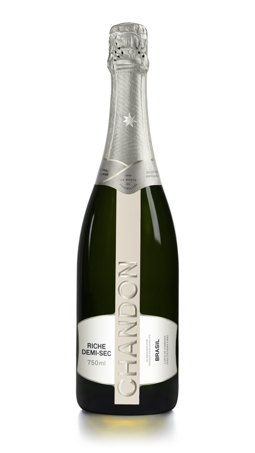 Uma garrafa de CHANDON Riche Demi Sec produzida no Brasil