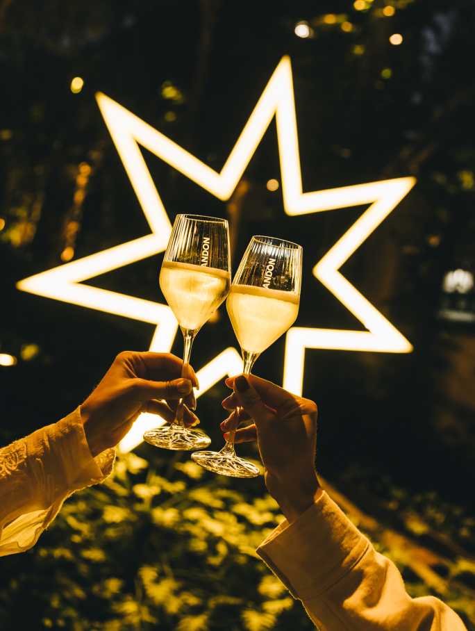dois copos de CHANDON