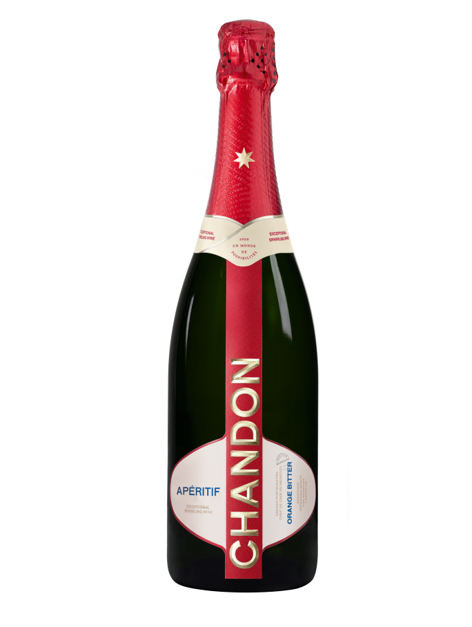 Botella de CHANDON Orange Bitter Mendoza con etiqueta roja vibrante y detalles dorados en fondo oscuro.