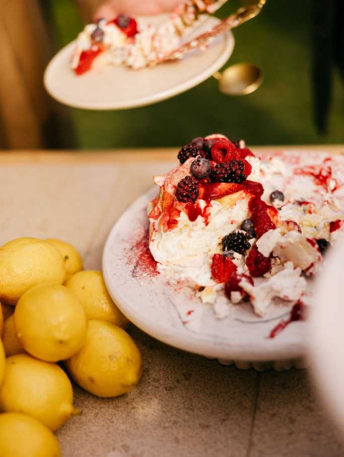 PAVLOVA WITH LEMON CURD