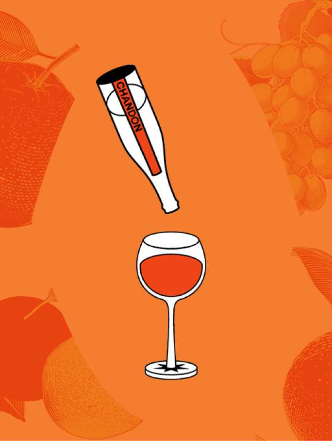 Icône stylisée d'une bouteille de Chandon versant un liquide orange dans un verre à vin, représentée sur un fond orange détaillé avec diverses gravures de fruits et de plantes. Illustre la dégustation du Chandon Spritz.