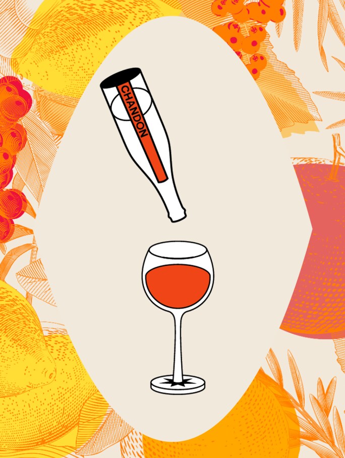 Icône stylisée d'une bouteille de Chandon versant un liquide orange dans un verre à vin, représentée sur un fond orange détaillé avec diverses gravures de fruits et de plantes. Illustre la dégustation du Chandon Spritz.
