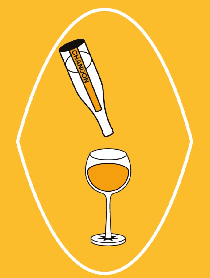 Icône stylisée d'une bouteille de Chandon versant un liquide jaune-orangé dans un verre à vin, sur un fond jaune. Représente le service et la dégustation du Chandon Spritz Citron & Verveine.