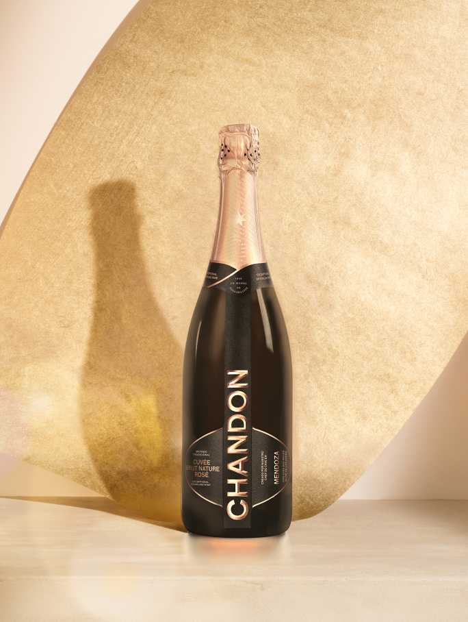 Botella CHANDON Cuvée Brut Nature Rosé Mendoza sobre fondo neutro iluminado.