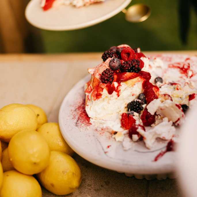 PAVLOVA WITH LEMON CURD