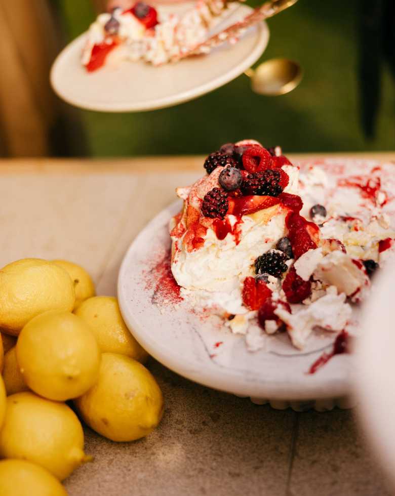 PAVLOVA WITH LEMON CURD
