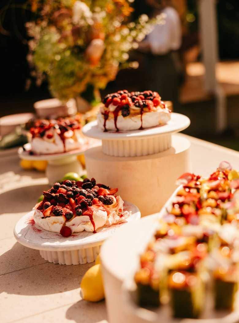 Pavlova With Lemon Curd