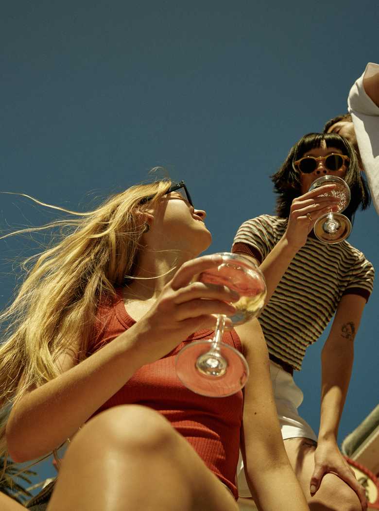 Grupo de pessoas provando CHANDON Brut 