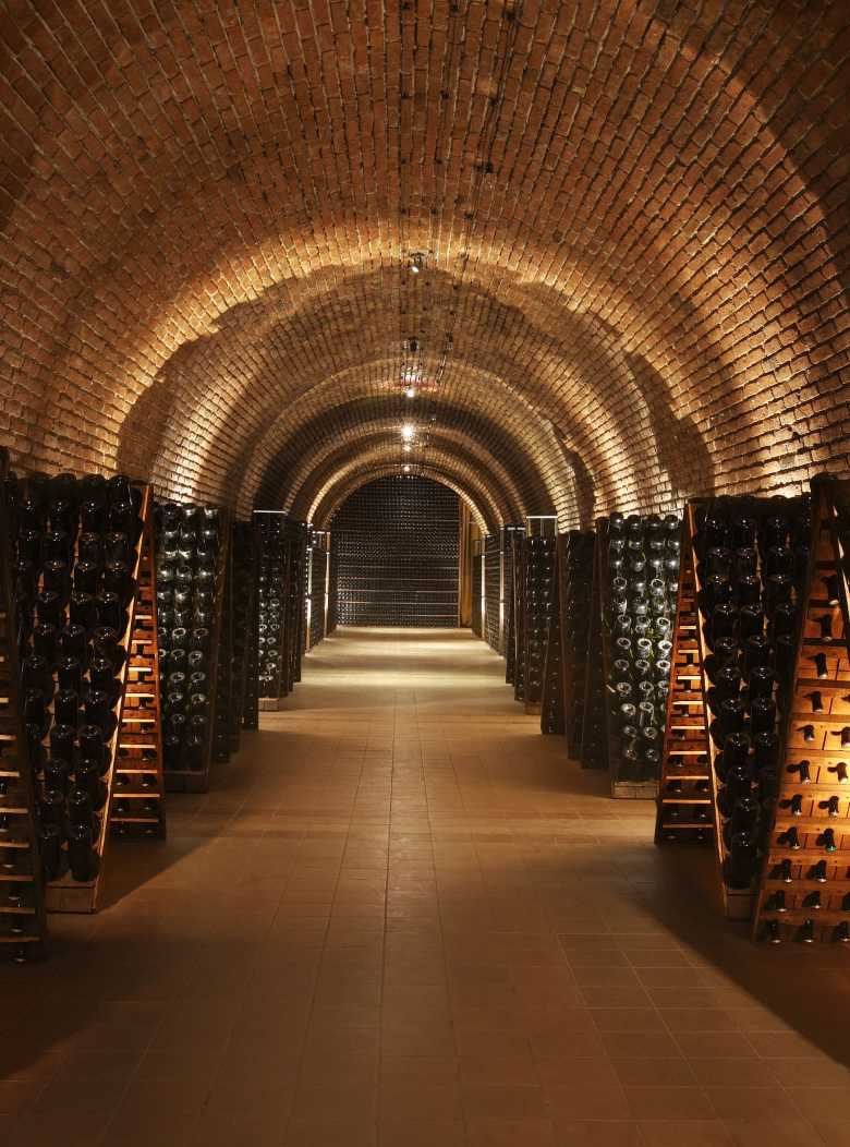 Cava de CHANDON Argentina con botellas de espumante madurando en estibas de ladrillo.