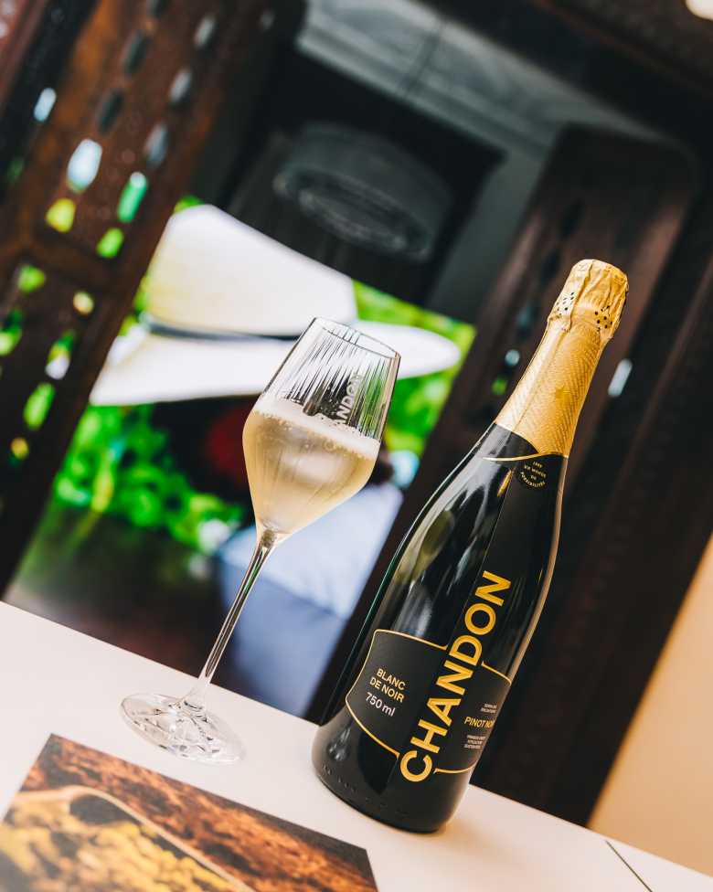 Um copo e uma garrafa de CHANDON Blanc de Noir produzidos no Brasil