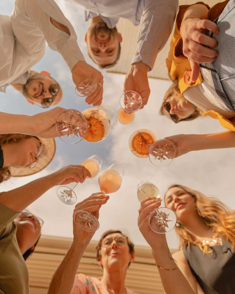 Grupo de pessoas levantando um copo de CHANDON