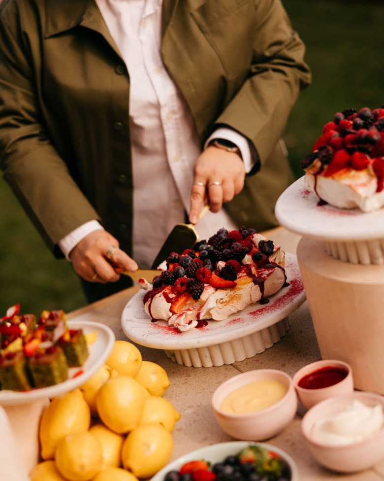 Pavlova With Lemon Curd
