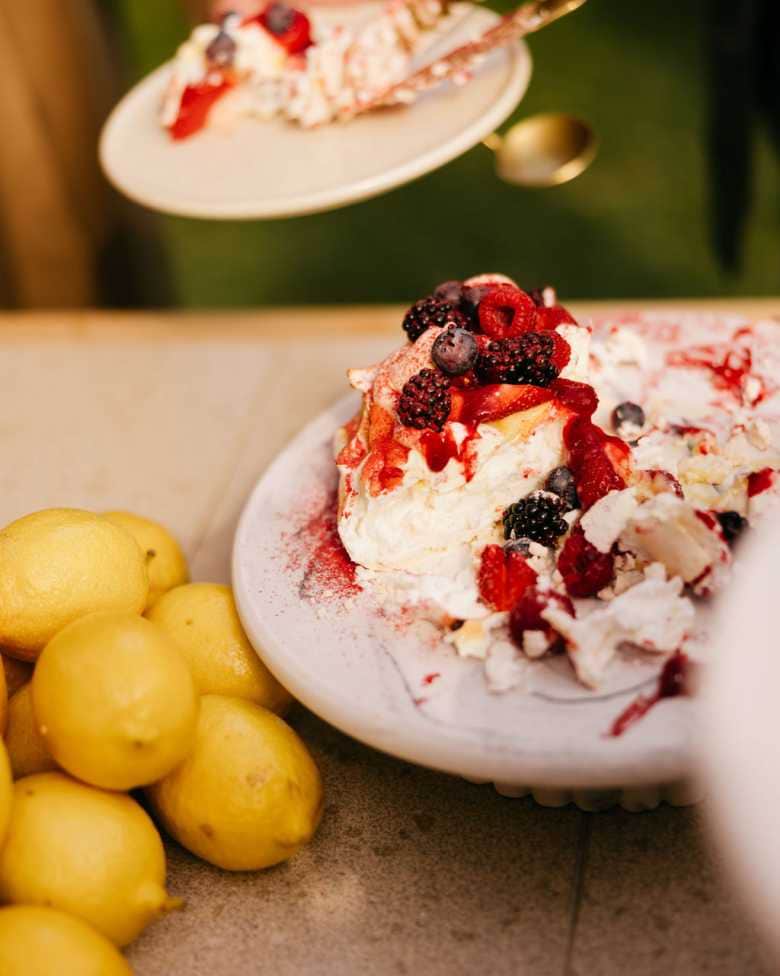 PAVLOVA WITH LEMON CURD