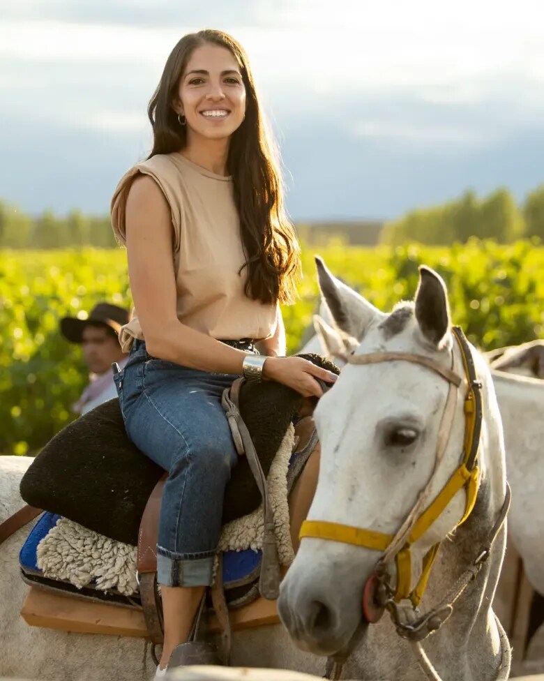 Ana paula Bartolucci sonriente entre los viñedos de CHANDON Argentina.