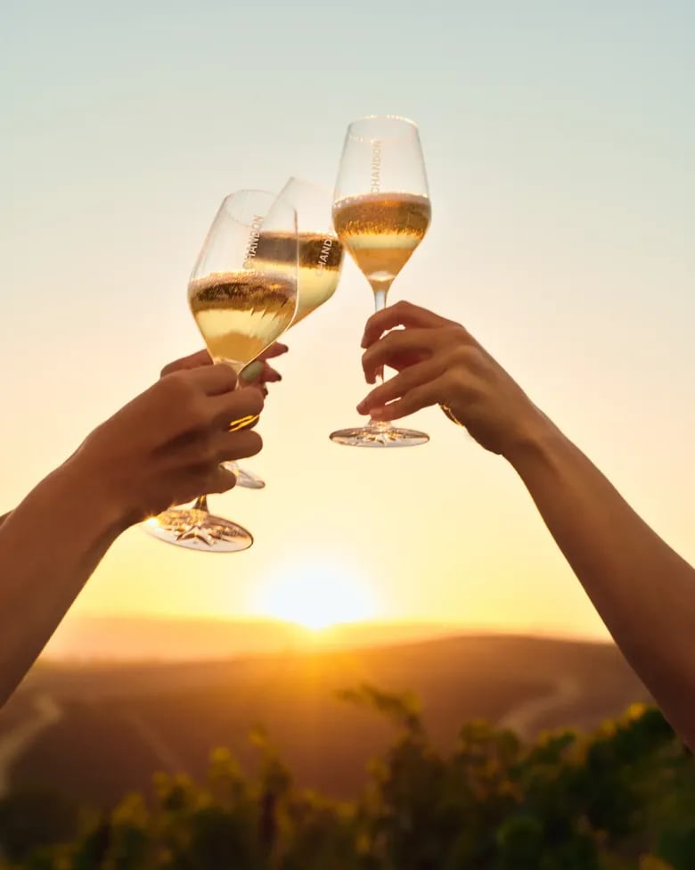 Tres vasos de CHANDON trinando al atardecer