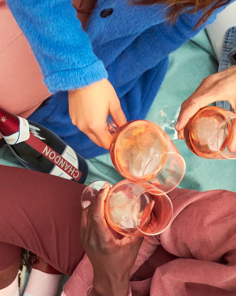 Tres personas disfrutando de un CHANDON Aperitivo