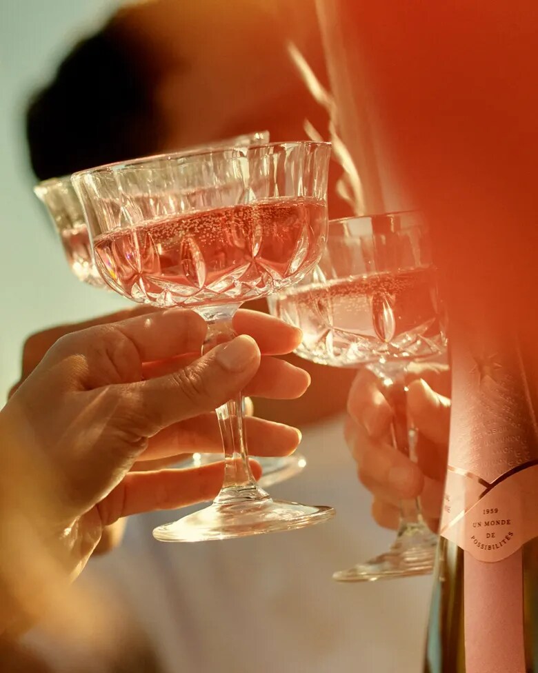 Tres copas de CHANDON Rosé trinante