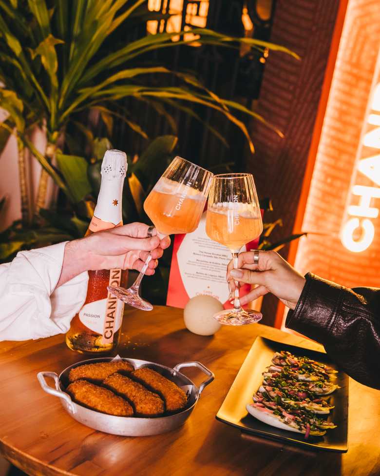 Duas pessoas tomando um copo de CHANDON Passion