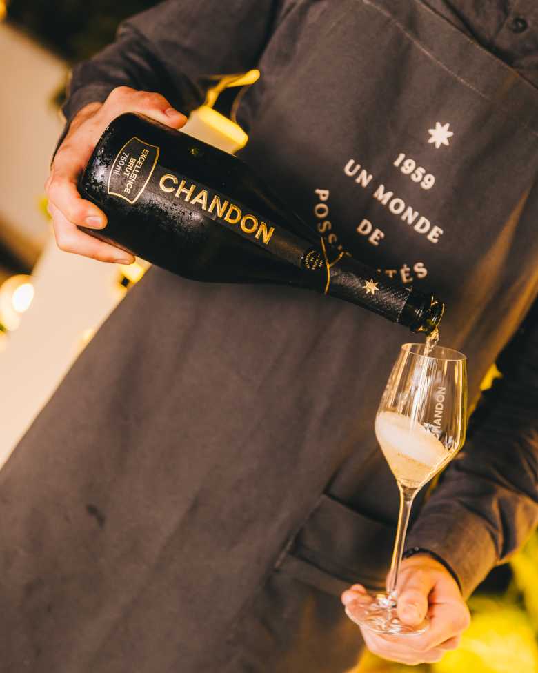 Um servo servo um verre de CHANDON Excellence Brut