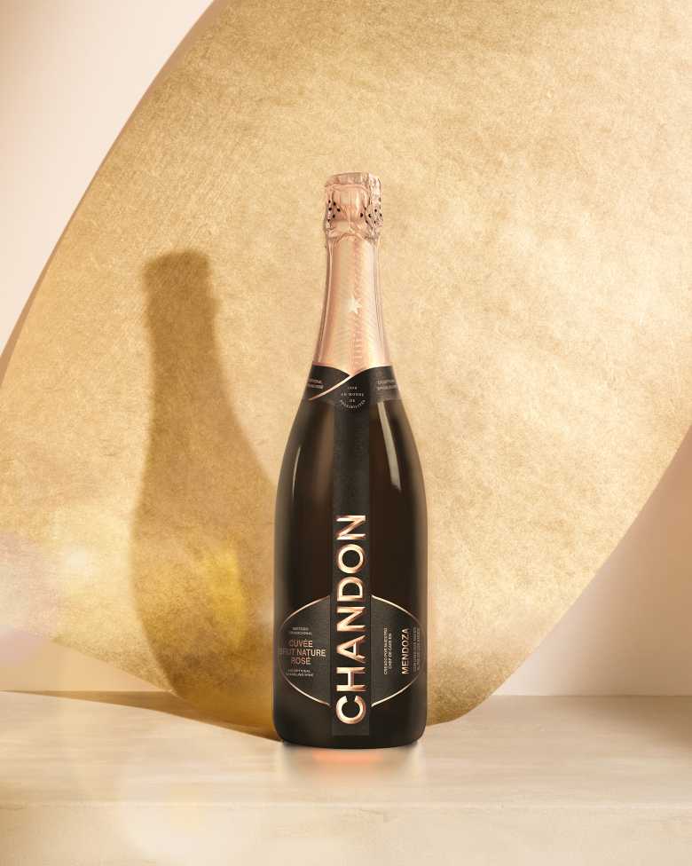 Botella CHANDON Cuvée Brut Nature Rosé Mendoza sobre fondo neutro iluminado.